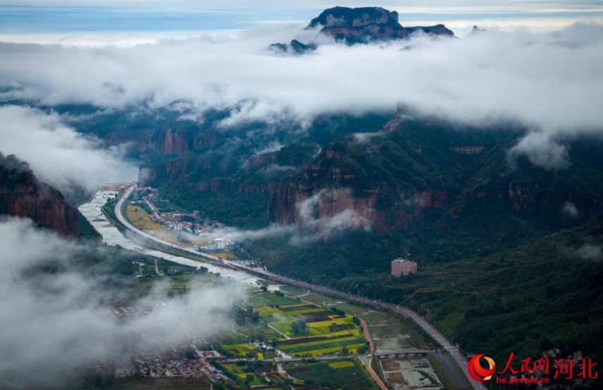 東太行百里画廊に広がる美しい雨上がりの雲海　河北省