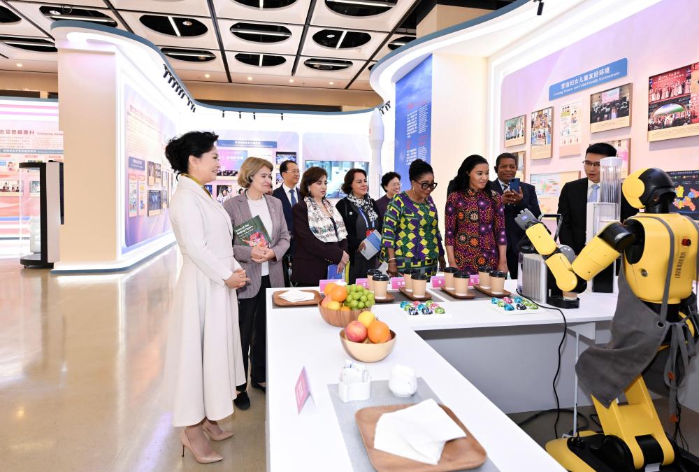 彭麗媛夫人が世界女性サミット関連イベント「デジタル化とスマート化による女性と女子事業の成果展」に出席