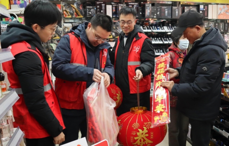 一人暮らしの高齢者と一緒に春節(旧正月)用品を買うために街を歩く浙江省寧波市霞浦街道(エリア)のボランティア（2025年1月27日撮影・葉正威）。