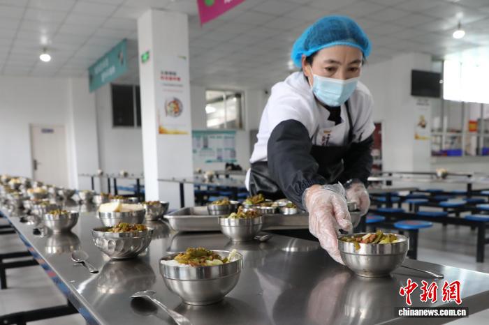 児童36万人に栄養に富んだ無料の学校給食　青海省果洛