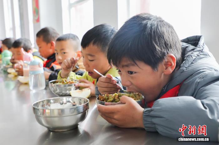 児童36万人に栄養に富んだ無料の学校給食　青海省果洛