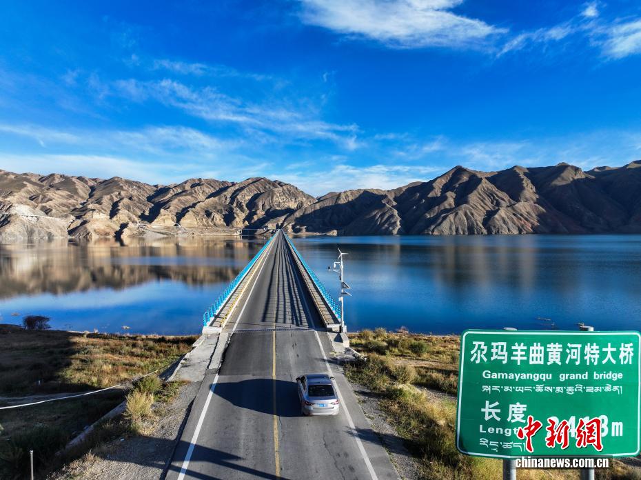 上空から撮影した尕瑪羊曲黄河特大橋　青海省海南蔵族自治州