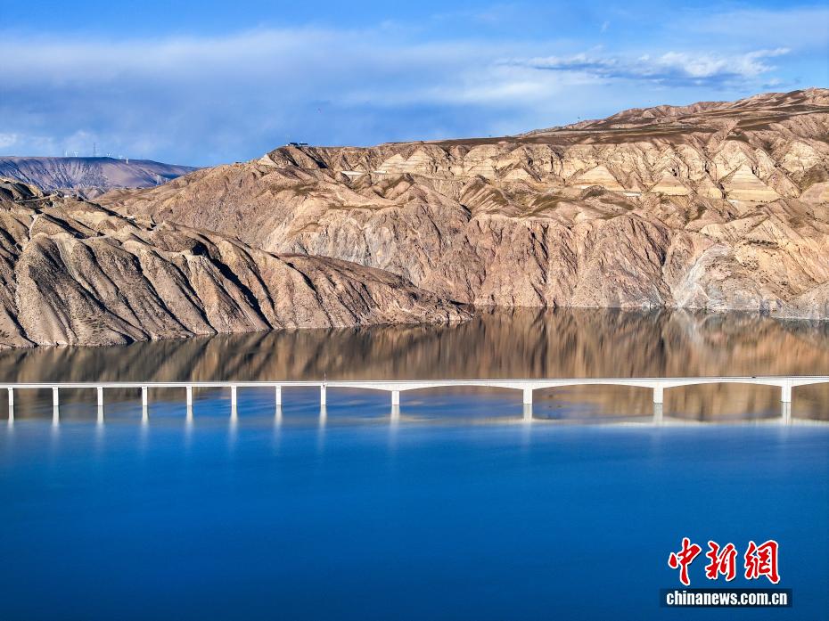 上空から撮影した尕瑪羊曲黄河特大橋　青海省海南蔵族自治州
