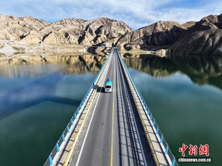 上空から撮影した尕瑪羊曲黄河特大橋　青海省海南蔵族自治州