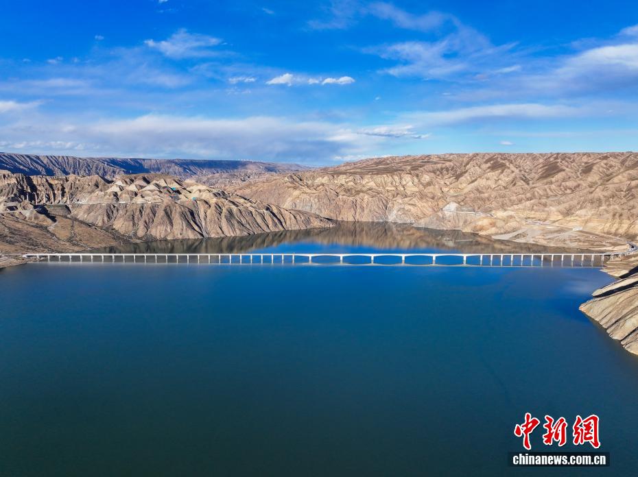 上空から撮影した尕瑪羊曲黄河特大橋　青海省海南蔵族自治州