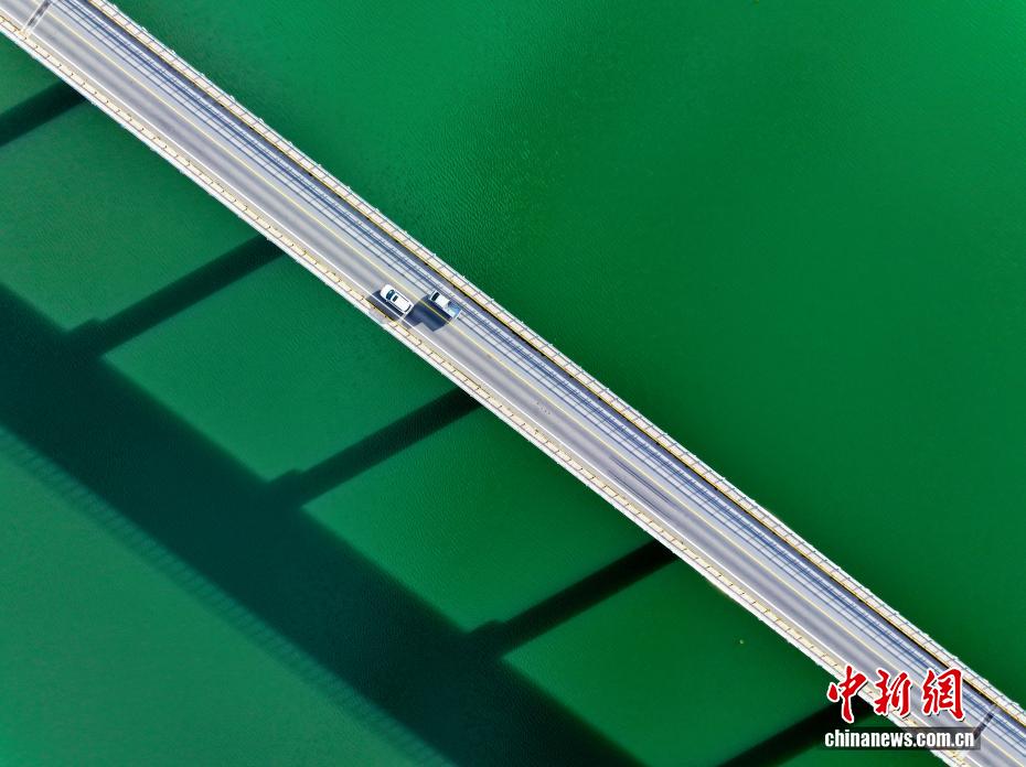 上空から撮影した尕瑪羊曲黄河特大橋　青海省海南蔵族自治州