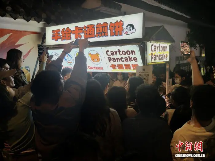 買物客と観光客でごった返すカートゥーンパンケーキの屋台(撮影・呂楊)。