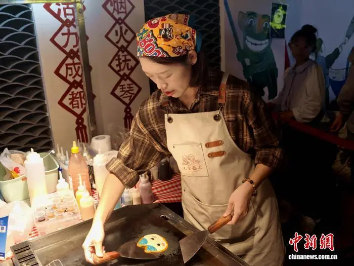 パンケーキを焼く「カートゥーンパンケーキ・クリエイティブ・ディレクター」と呼ばれている曾雅鑫さん(撮影・呂楊)。