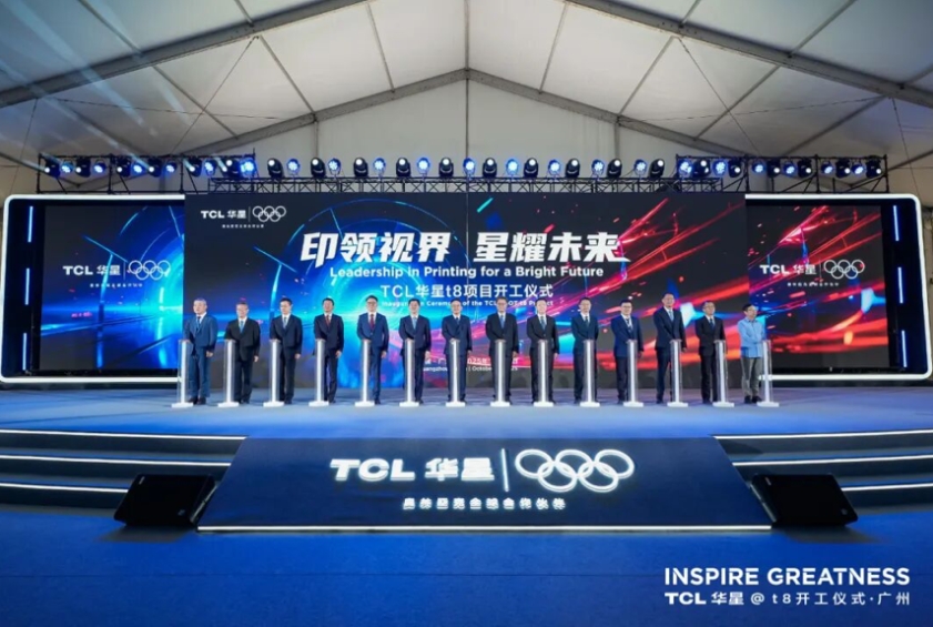 世界初の4K折りたたみ式ポータブルディスプレー(28インチ)が発表。(写真提供・イベント主催者)