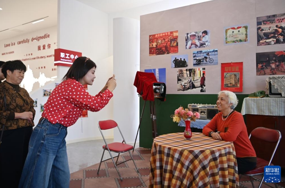 シルバー世代幸福月間イベントを楽しむ高齢者たち　天津