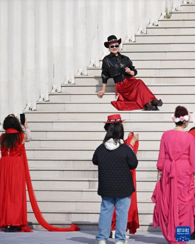 シルバー世代幸福月間イベントを楽しむ高齢者たち　天津