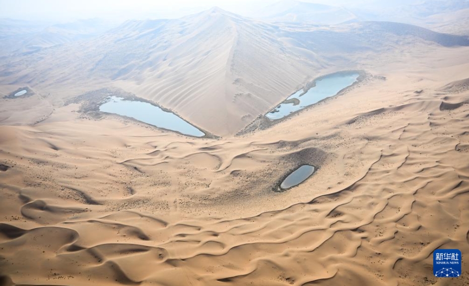 秋を迎えた巴丹吉林砂漠　内蒙古