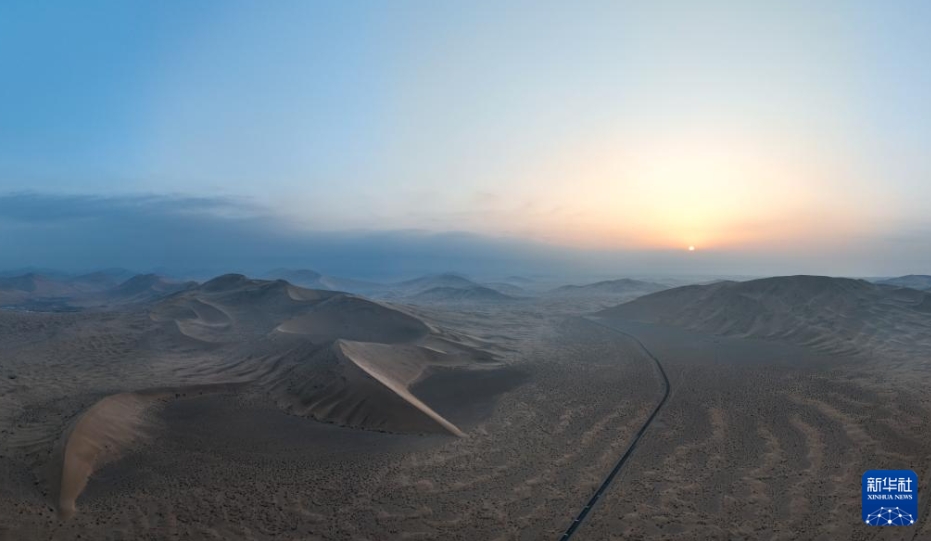 秋を迎えた巴丹吉林砂漠　内蒙古