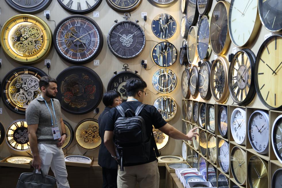 10月23日、広州交易会で時計の買い付けを行うバイヤー。(撮影・盧漢欣)