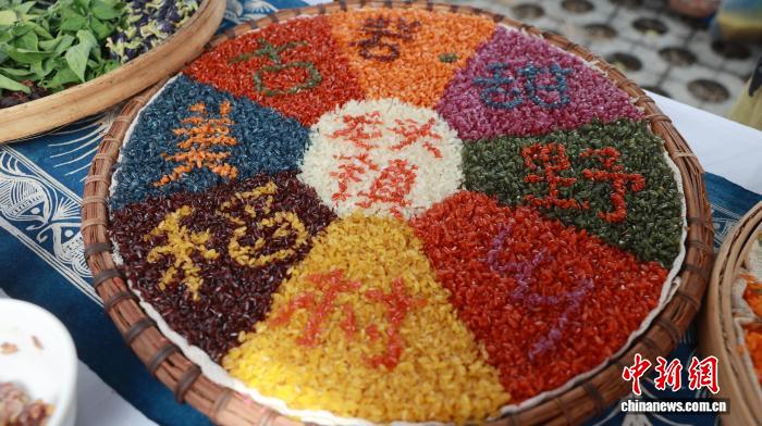 観光客を魅了する風に揺れる稲穂　広西・柳城