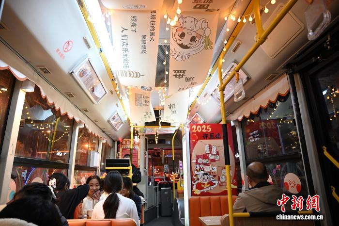 観光客の間で観光バスが人気に　内蒙古・呼和浩特