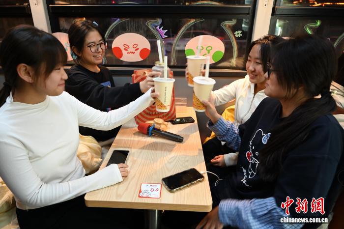 観光客の間で観光バスが人気に　内蒙古・呼和浩特