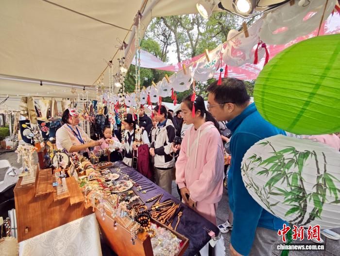 桂林アートフェスティバルで人気を集めた山水アートマーケット　広西