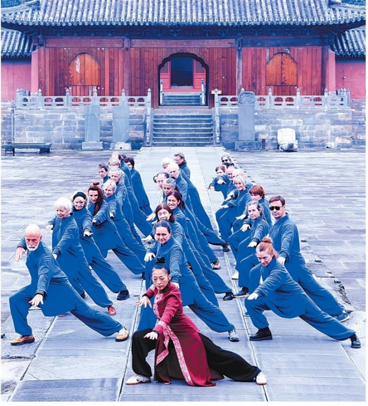 遇真宮で外国人の弟子と太極拳の練習をするフランス東洋文化伝播センターの創始者である武当武術協会フランス分会の柯文主席(撮影・彭涛)。