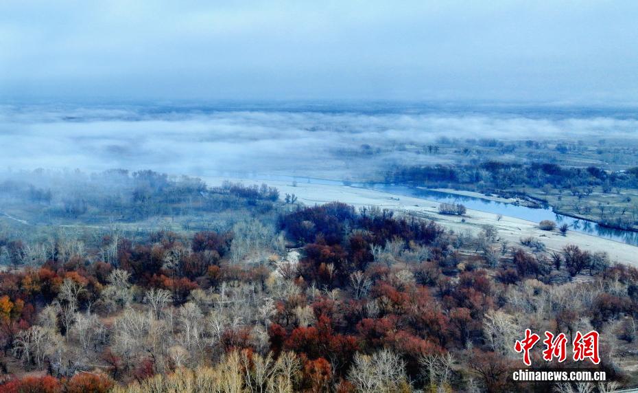 額爾斉斯河の北屯区間に生じた朝霧が織りなす幻想的な風景　新疆