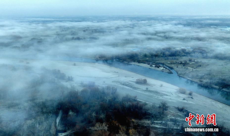 額爾斉斯河の北屯区間に生じた朝霧が織りなす幻想的な風景　新疆