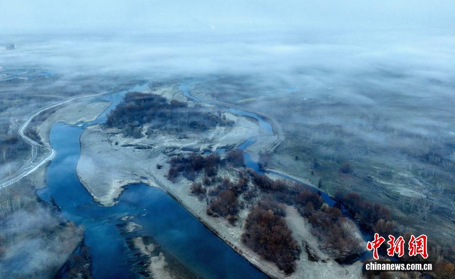 額爾斉斯河の北屯区間に生じた朝霧が織りなす幻想的な風景　新疆