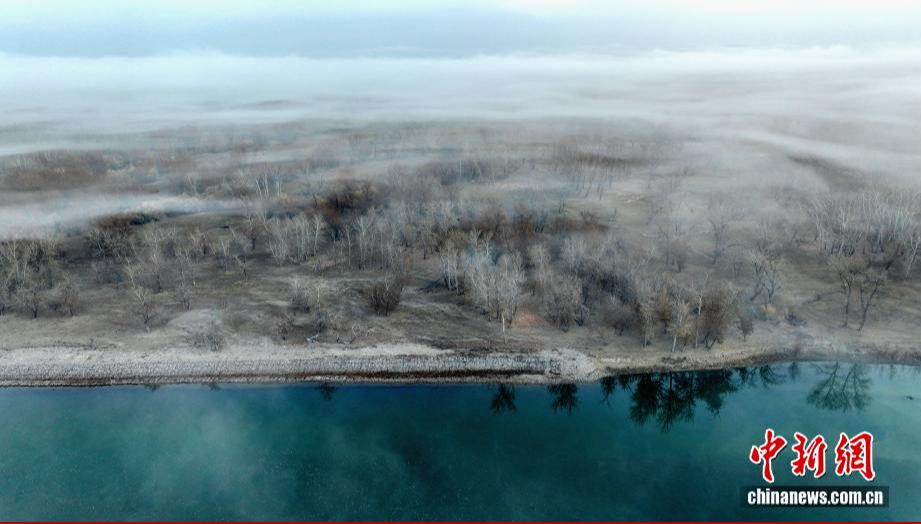 額爾斉斯河の北屯区間に生じた朝霧が織りなす幻想的な風景　新疆                    額爾斉斯河（エルティシ川）の新疆維吾爾（ウイグル）自治区北屯区間にはこのほど、朝霧が生じて、壮観で美しい景色が広がった。詳細>