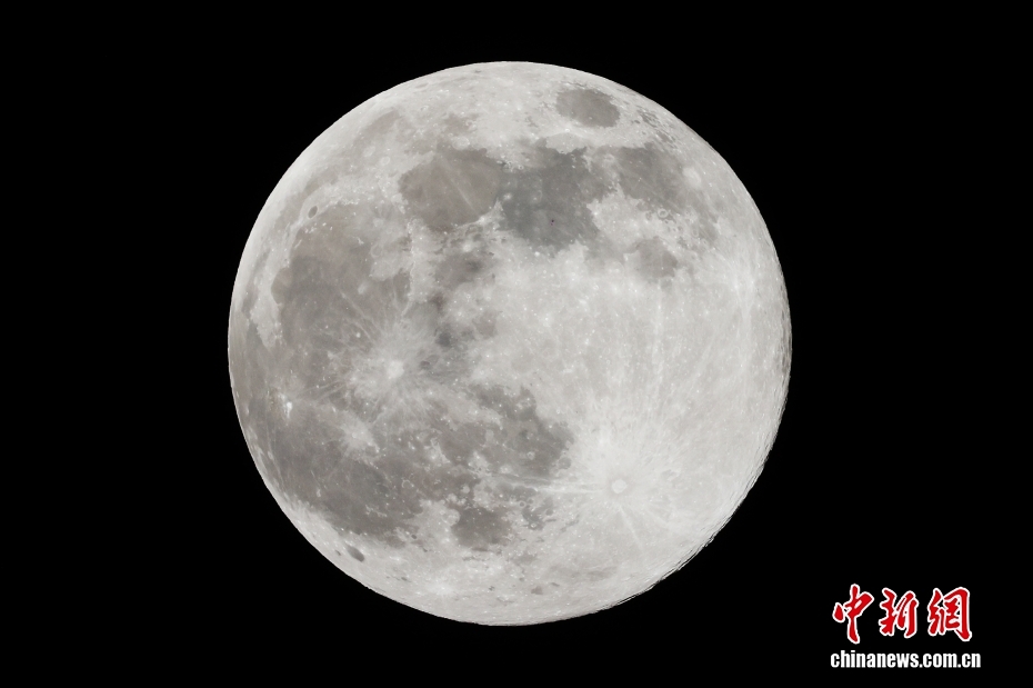 今年最大の満月、明るくくっきりと夜空に出現