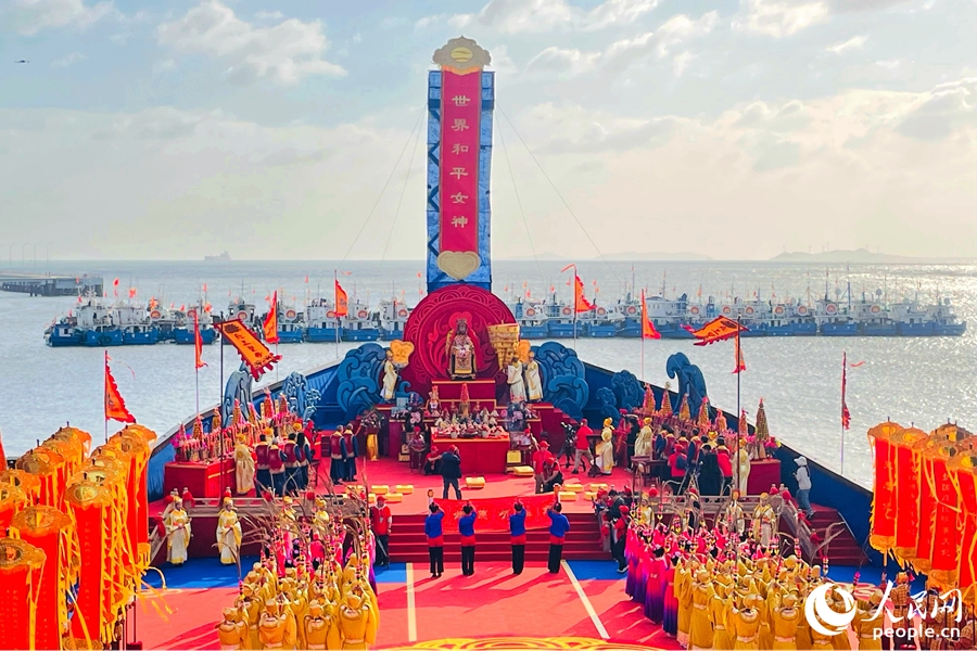 毎年、国内外から湄洲の媽祖を参拝に訪れる多くの人々(撮影・林盈)。