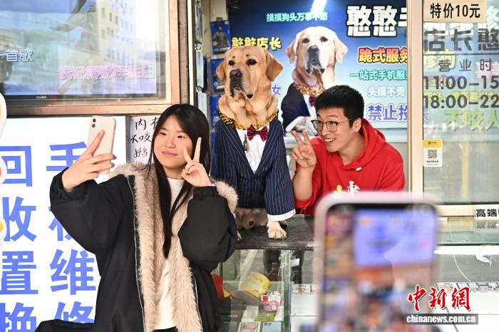 イヌの「店長」は集客の才能あり！？　山西省太原