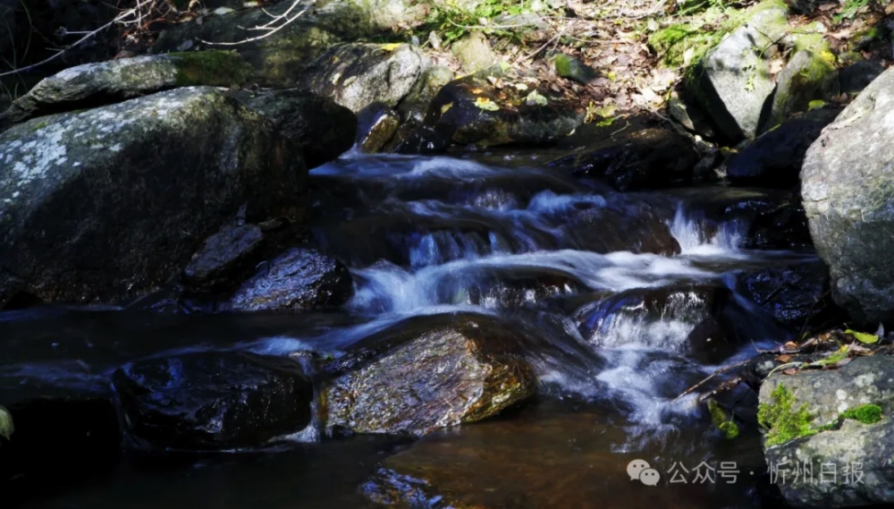 南梁溝に広がる景色(撮影・楊国軍)。