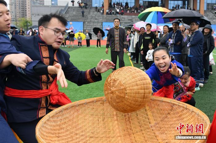 伝統的なスポーツ「竹球」を楽しむ人々　広西・羅城