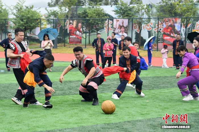 伝統的なスポーツ「竹球」を楽しむ人々　広西・羅城