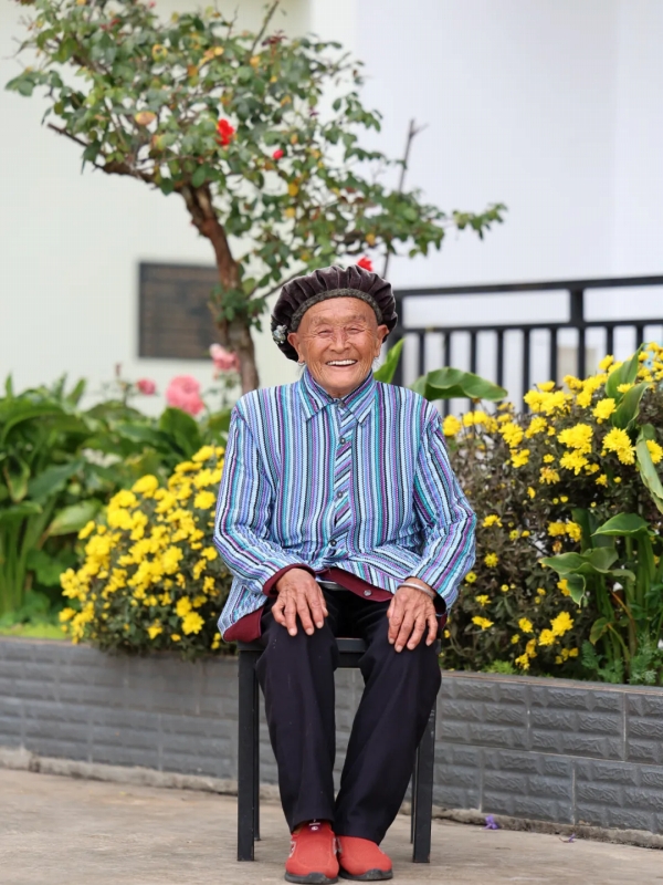 会心の笑みを浮かべて写真を撮影する李応珍さん(90)。