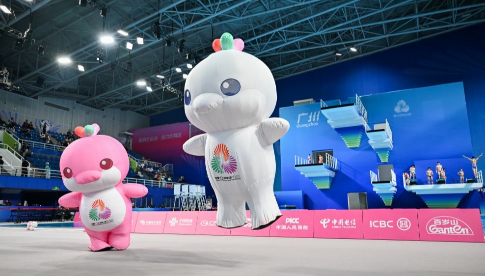 全運会マスコットの「着ぐるみの中の人」は武術学校の少年たち                    第15回全国運動会（全運会）の開会式が9日夜、広東省広州市にある広東オリンピックスポーツセンターで行われた。今大会の公式マスコットの「喜洋洋」と「楽融融」は、頭のてっぺんにあるカラフルな芽のような飾りやとがり気味のキュートな口のデザインから、ネットユーザーからは「大湾鶏」と親しみを込めて呼ばれていた。そして開会式で一夜にして「国民的人気者」になった。詳細>