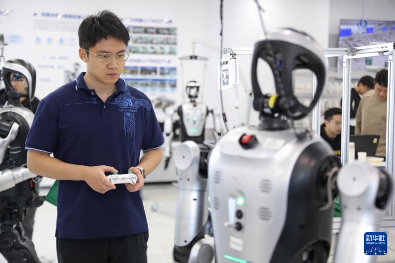 【新職業】人型ロボットの「トレーナー」、ロボット用アプリケーション開発エンジニア