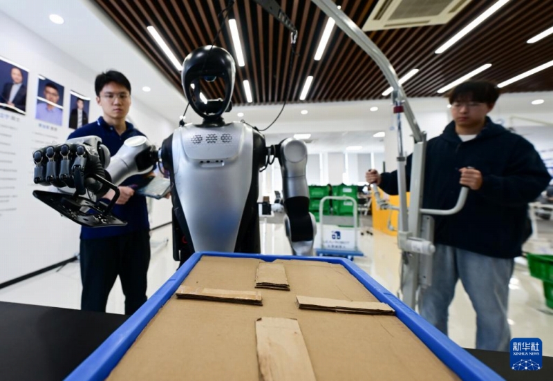 【新職業】人型ロボットの「トレーナー」、ロボット用アプリケーション開発エンジニア