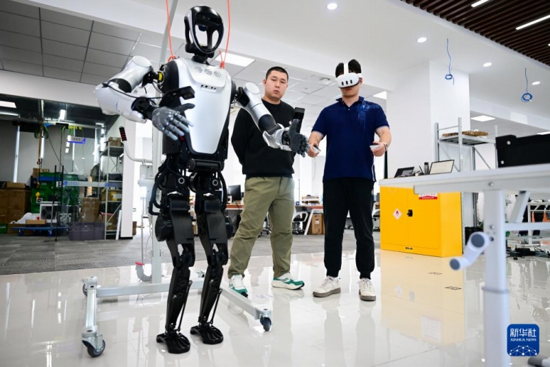 【新職業】人型ロボットの「トレーナー」、ロボット用アプリケーション開発エンジニア