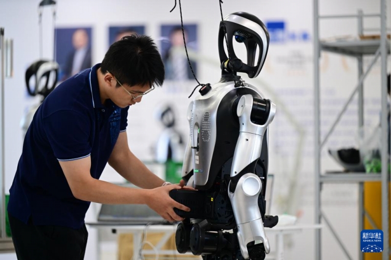 【新職業】人型ロボットの「トレーナー」、ロボット用アプリケーション開発エンジニア