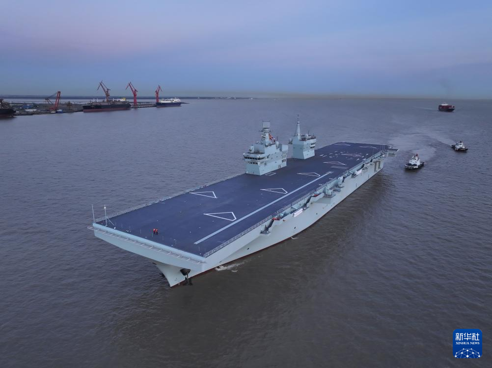 中国海軍の強襲揚陸艦「四川」、初の航行試験を完了