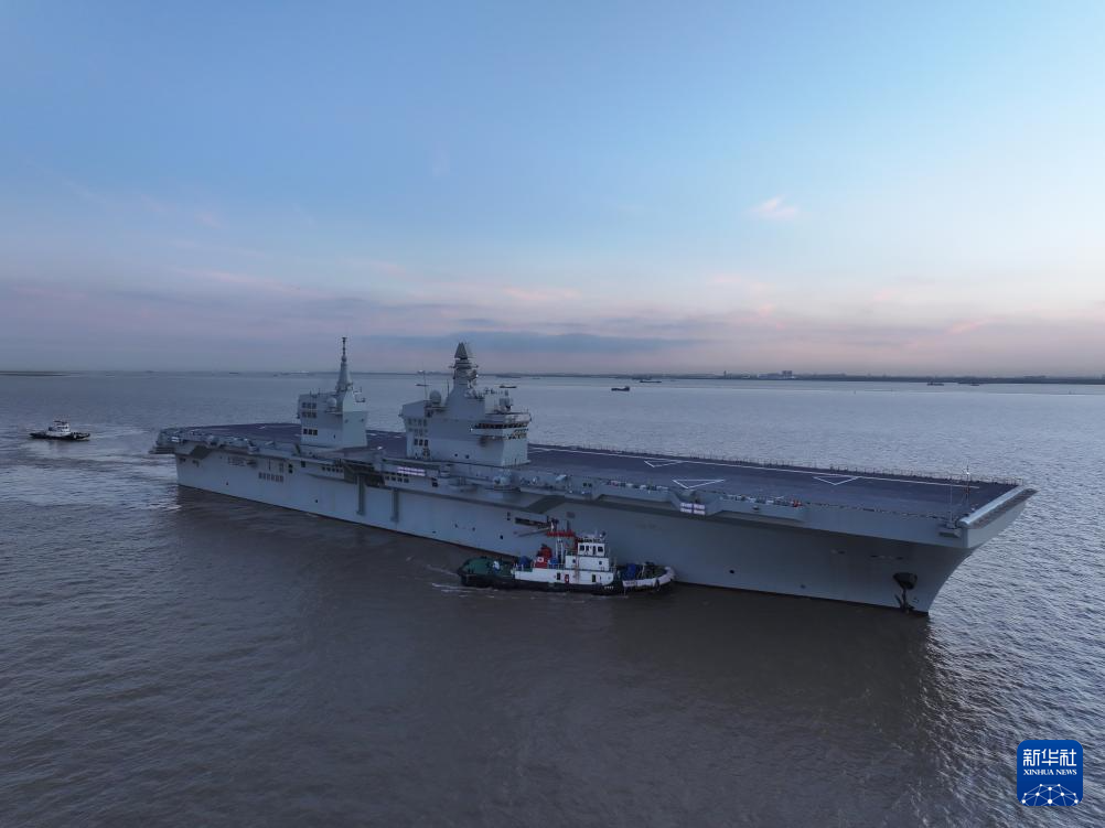 中国海軍の強襲揚陸艦「四川」、初の航行試験を完了