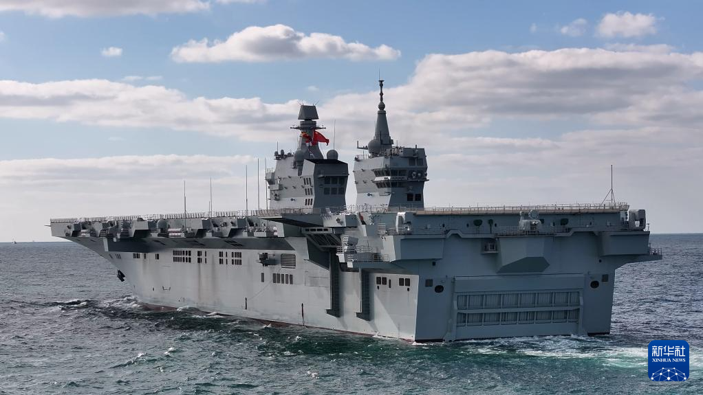 中国海軍の強襲揚陸艦「四川」、初の航行試験を完了