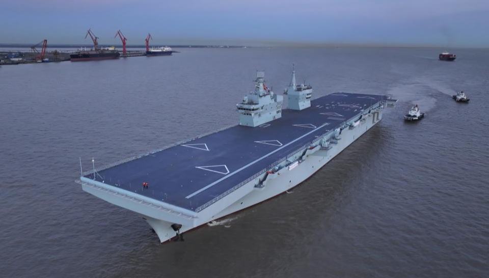 中国海軍の強襲揚陸艦「四川」、初の航行試験を完了                    中国の076型強襲揚陸艦「四川」が16日午後5時ごろ、3日間にわたる初の航行試験を終え、順調に造船所の埠頭に帰還した。詳細>