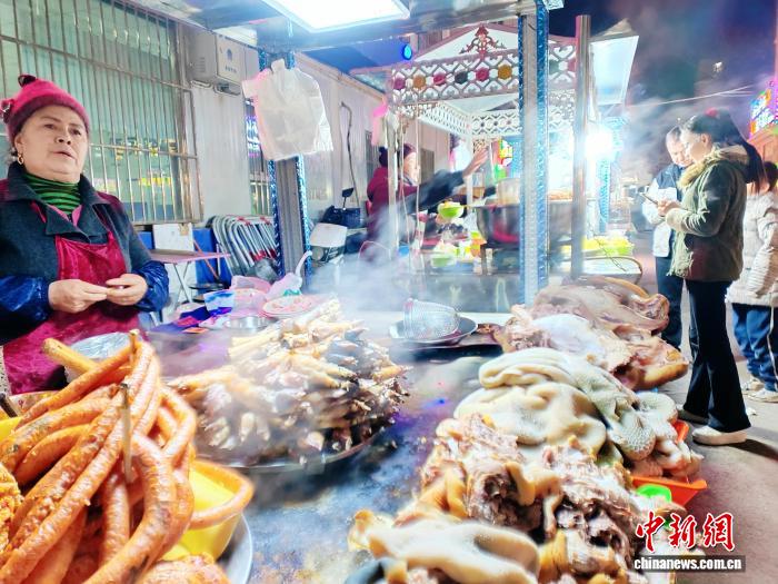 夜も賑わう人気ストリート・王三街　新疆阿克蘇