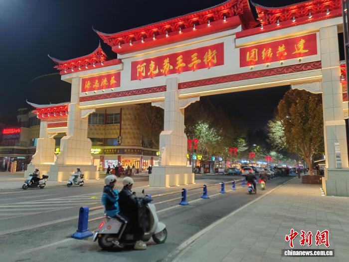 夜も賑わう人気ストリート・王三街　新疆阿克蘇