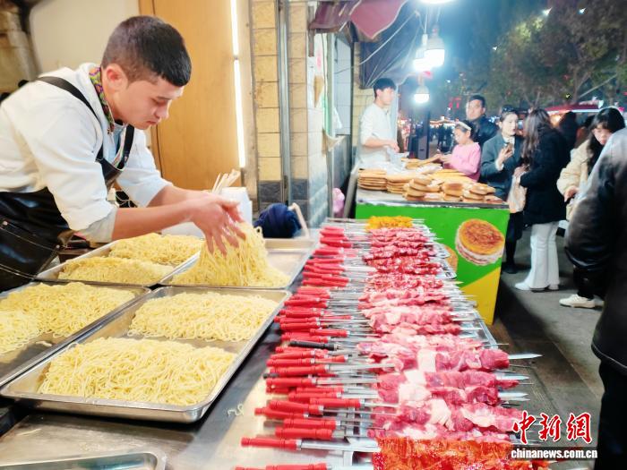 夜も賑わう人気ストリート・王三街　新疆阿克蘇