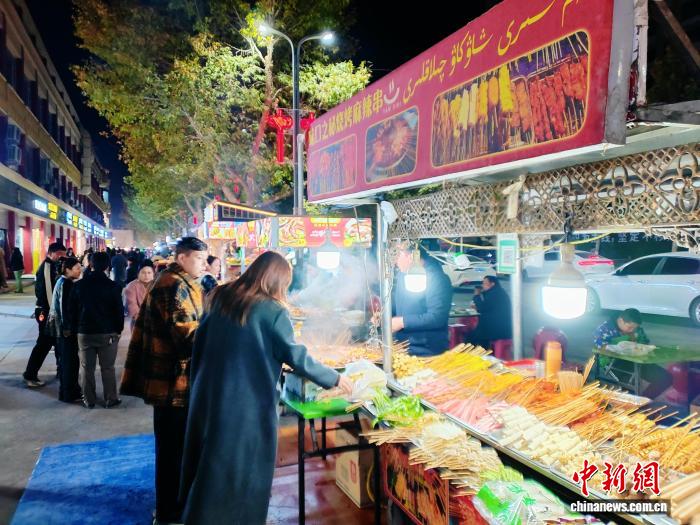 夜も賑わう人気ストリート・王三街　新疆阿克蘇