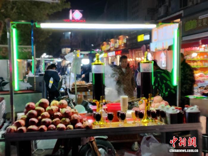 夜も賑わう人気ストリート・王三街　新疆阿克蘇