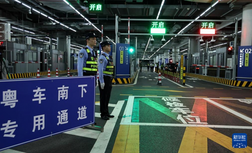 11月14日深夜に撮影した港珠澳大橋・珠海公路通関地の「粤東南下」専用レーン。撮影・黄国保