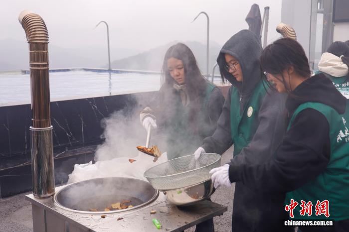 国内外の学生が中医薬材の加工技術を競うコンテスト開催　浙江省金華